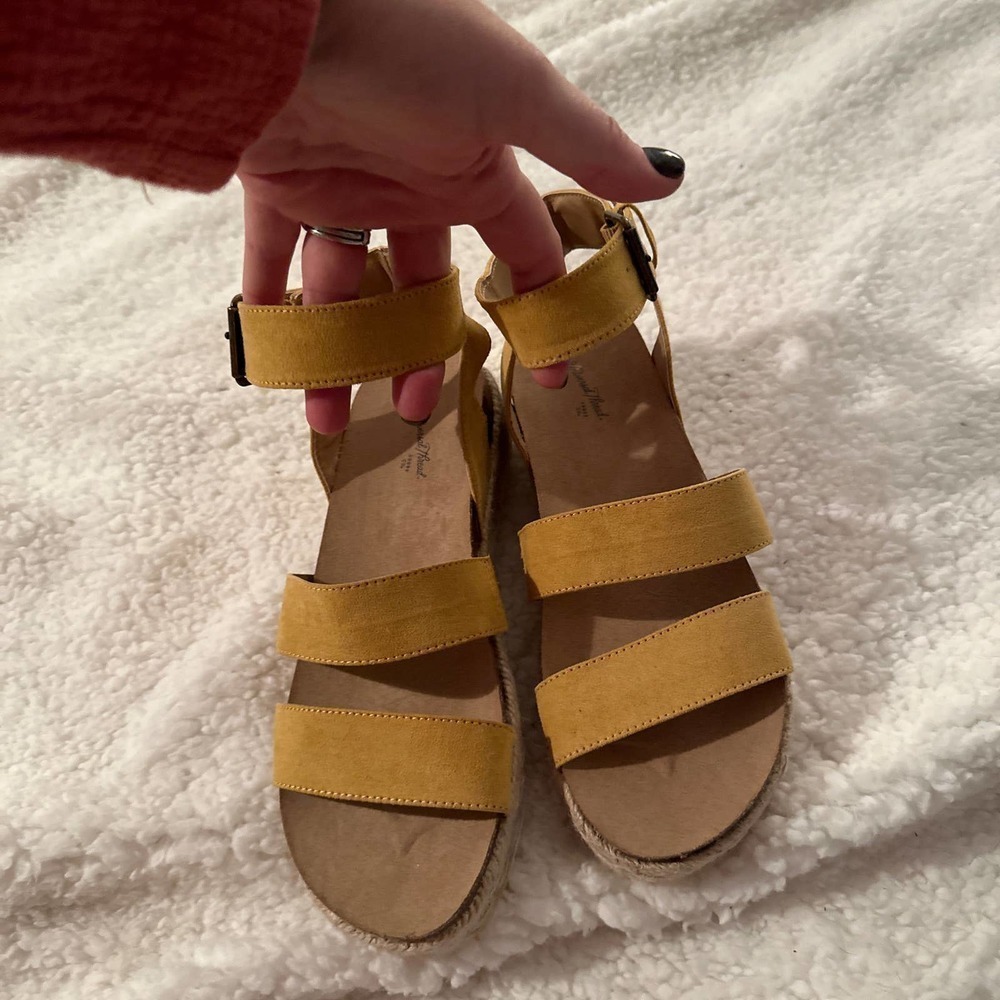 Universal thread sandals